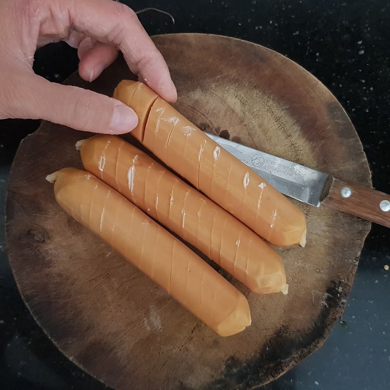 Bước 1 Sơ chế nguyên liệu Xúc xích chiên bơ tỏi