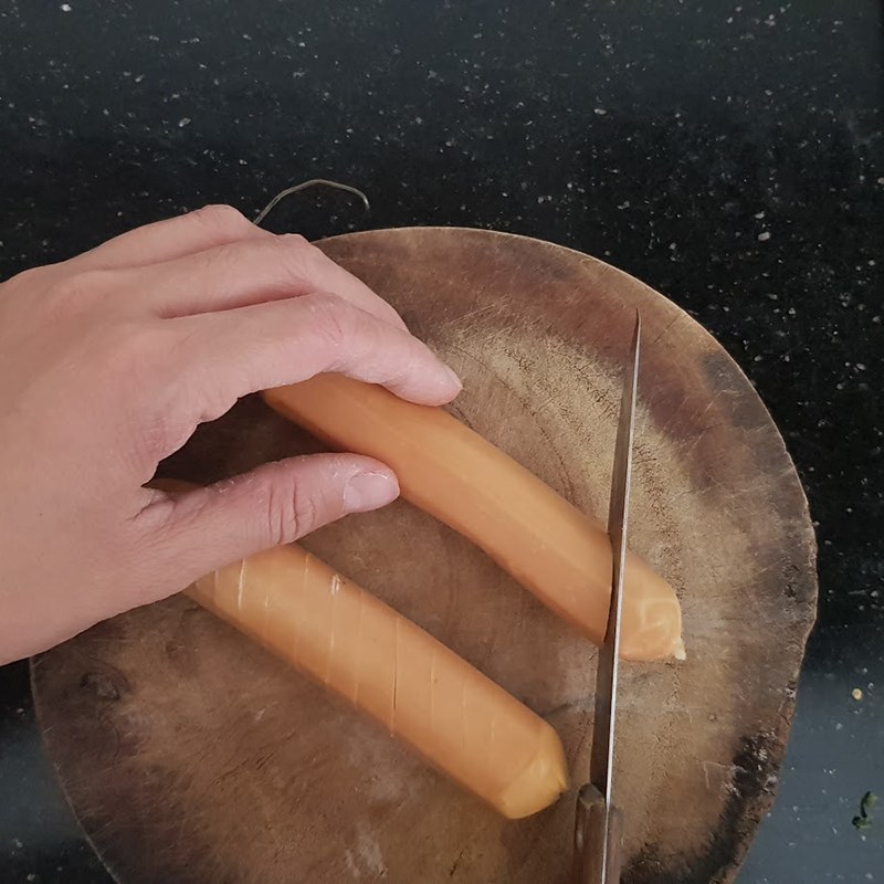 Bước 1 Sơ chế nguyên liệu Xúc xích chiên bơ tỏi