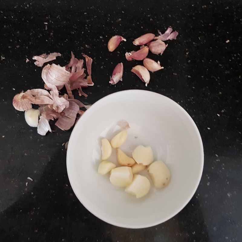 Bước 1 Sơ chế nguyên liệu Xúc xích chiên bơ tỏi