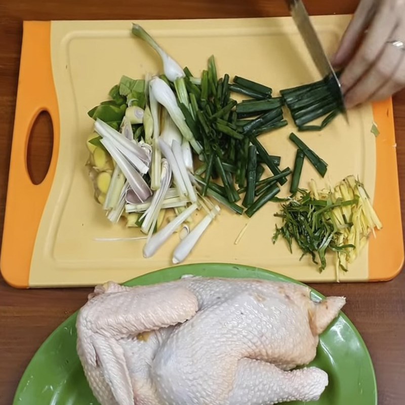 Bước 1 Sơ chế nguyên liệu Gà hấp gừng sả