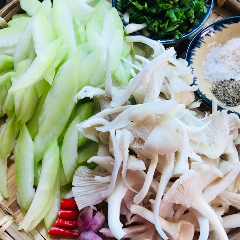 Bước 1 Sơ chế nguyên liệu Canh bí đao nấu nấm bào ngư