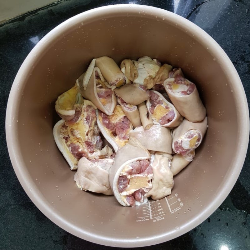 Bước 1 Sơ chế nguyên liệu Lẩu đuôi bò thuốc bắc bằng nồi áp suất