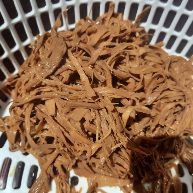 Bước 1 Sơ chế nguyên liệu Canh măng khô nấu xương