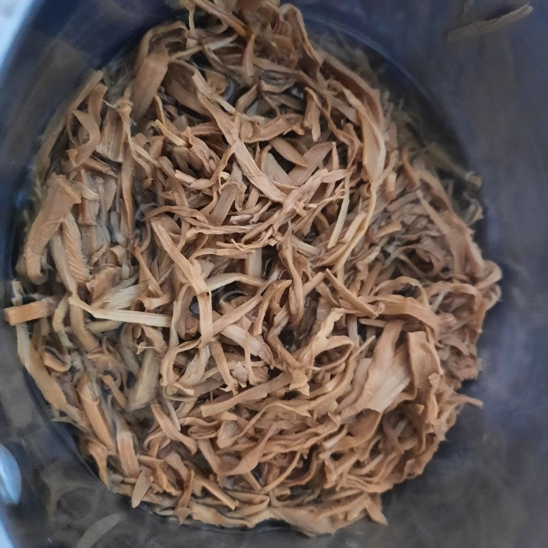 Bước 1 Sơ chế nguyên liệu Canh măng khô nấu xương