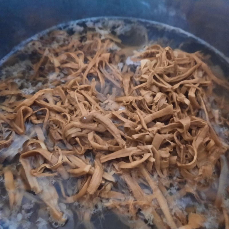 Bước 1 Sơ chế nguyên liệu Canh măng khô nấu xương