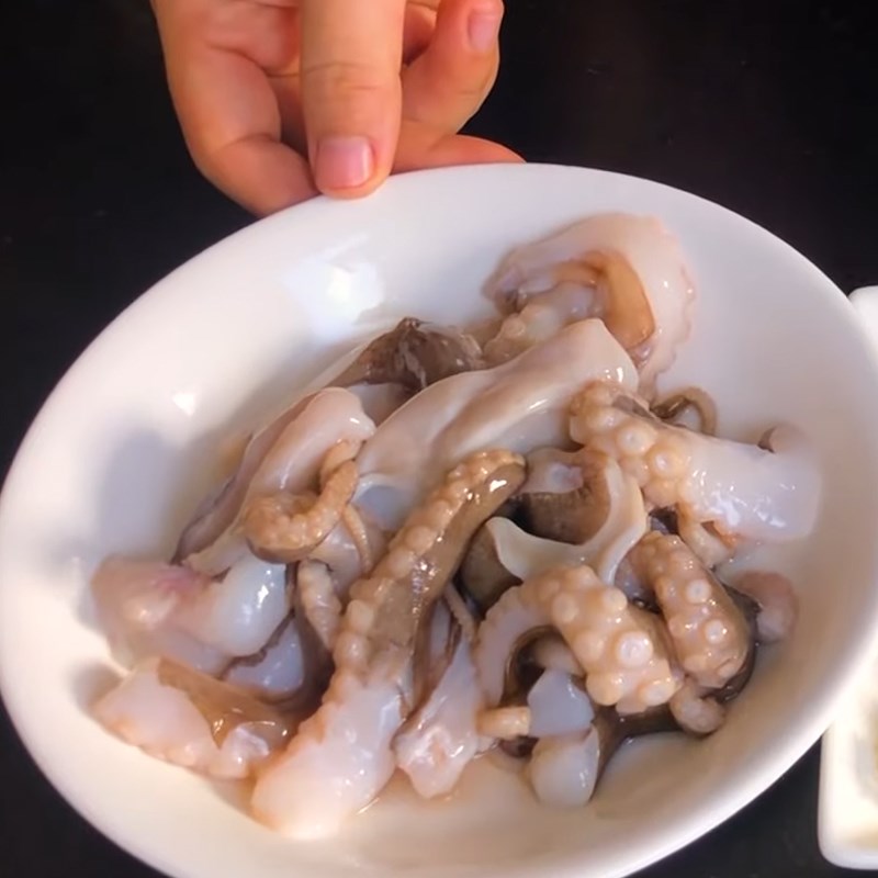 Bước 1 Sơ chế nguyên liệu Bạch tuộc xào hành gừng