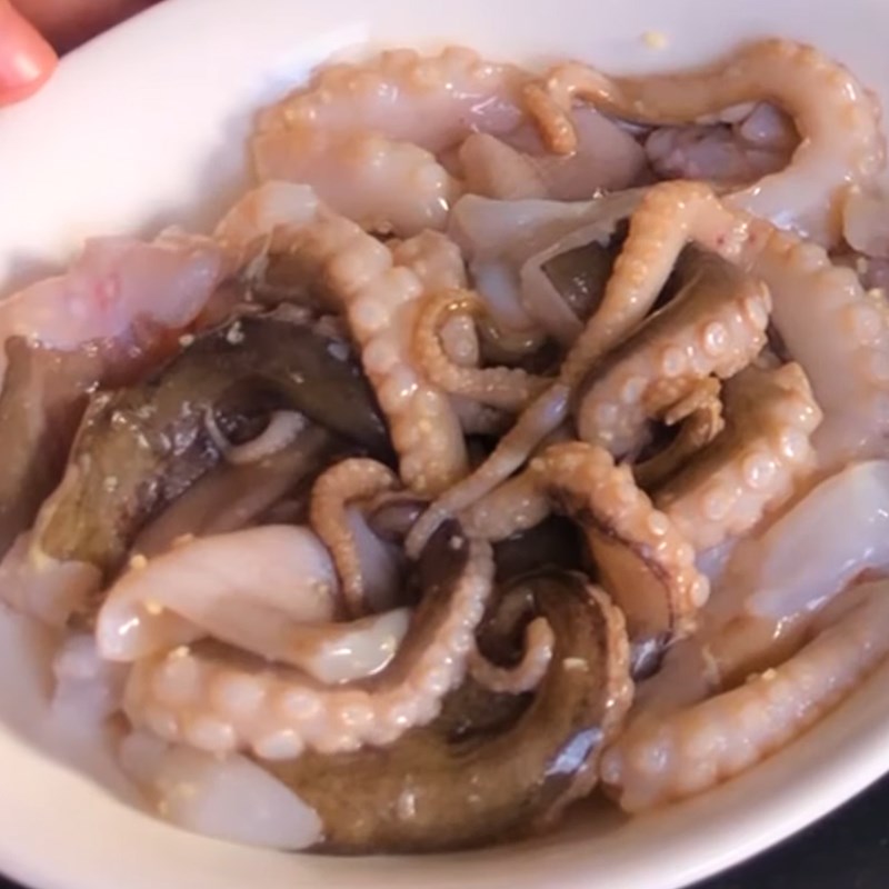 Bước 1 Sơ chế nguyên liệu Bạch tuộc xào hành gừng