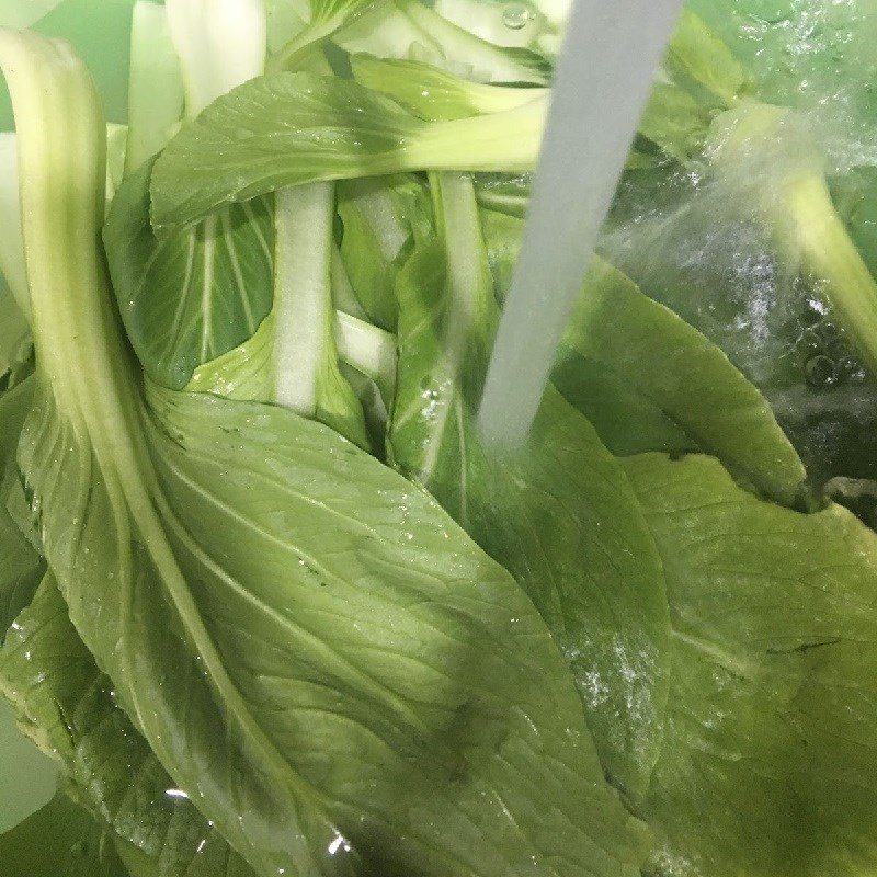 Bước 1 Sơ chế nguyên liệu Cải thìa xào lòng gà