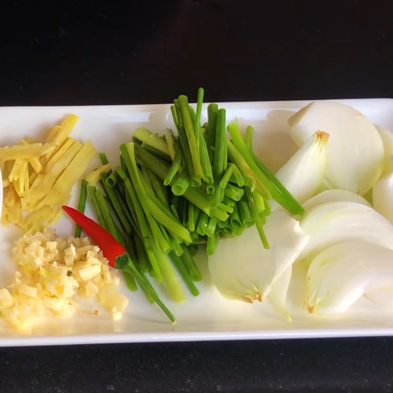 Bước 1 Sơ chế nguyên liệu Bạch tuộc xào hành gừng