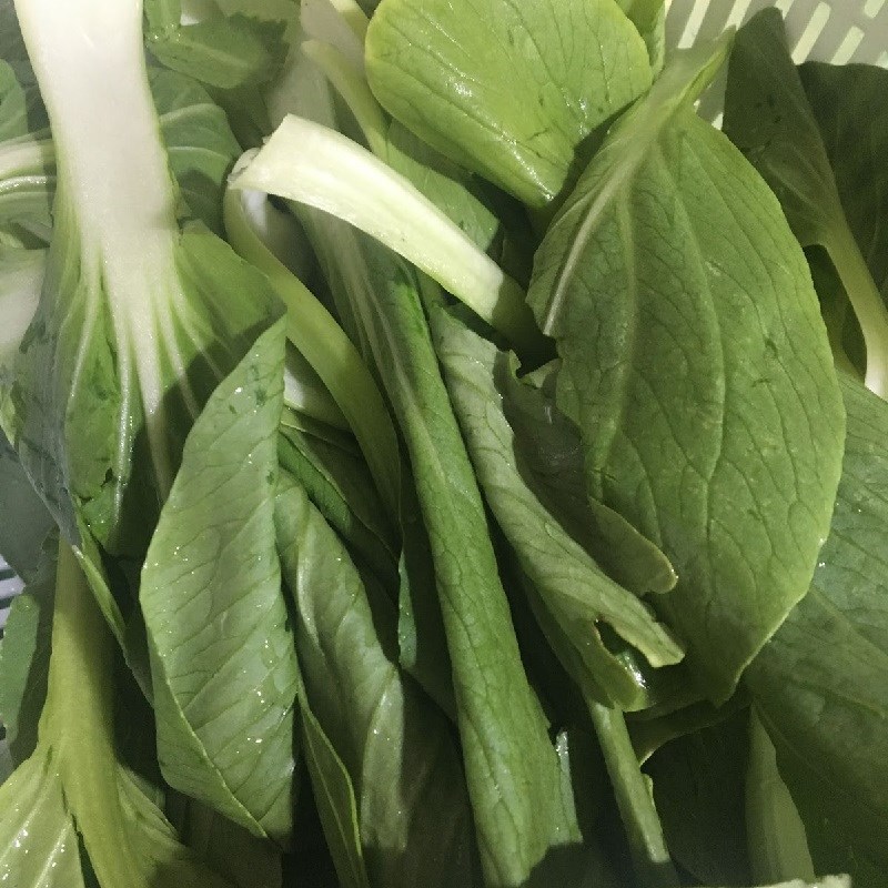 Bước 1 Sơ chế nguyên liệu Cải thìa xào lòng gà