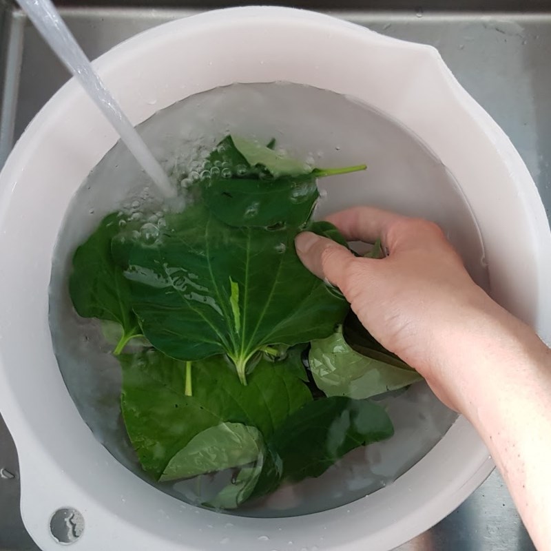 Bước 1 Sơ chế nguyên liệu Trứng chiên lá lốt thịt băm