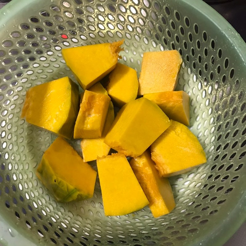 Bước 1 Sơ chế nguyên liệu Canh bí đỏ thịt bằm