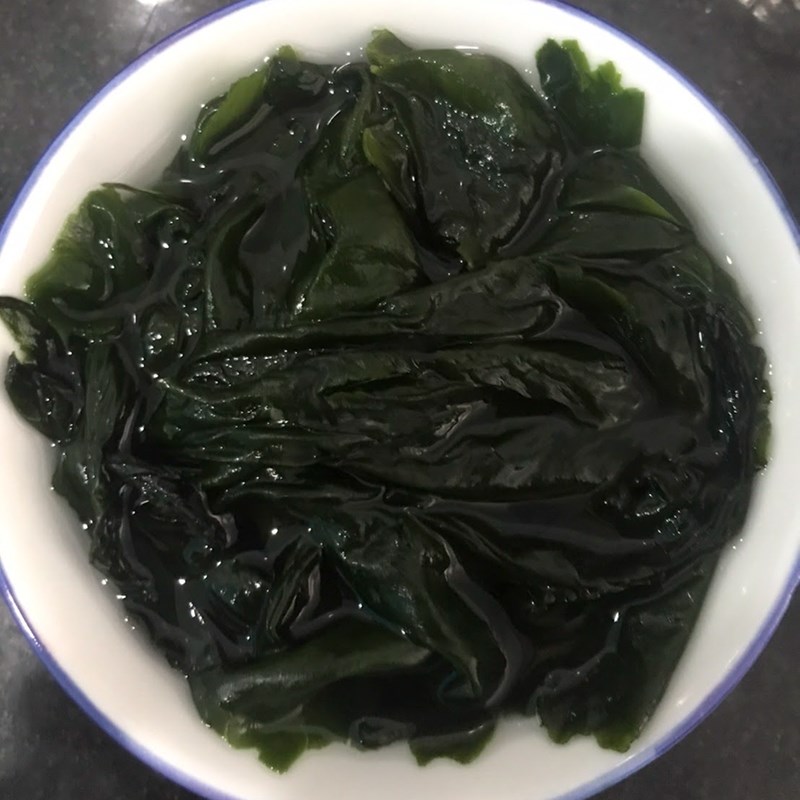 Bước 1 Sơ chế nguyên liệu Canh bí đỏ thịt bằm rong biển