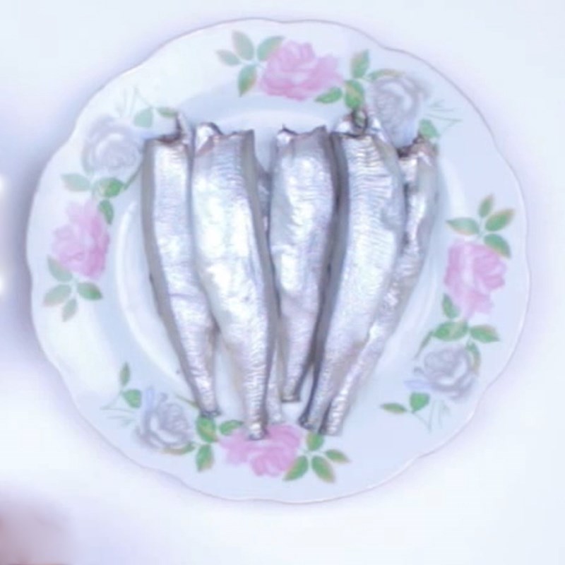 Bước 1 Sơ chế nguyên liệu Cá trứng chiên giòn sốt cà chua