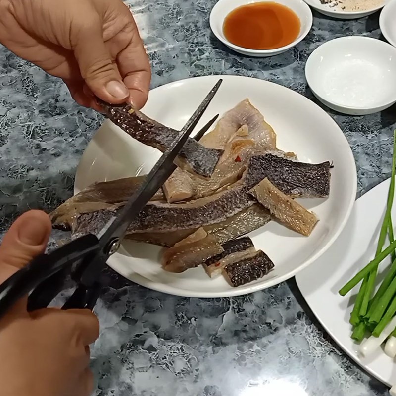 Bước 1 Sơ chế nguyên liệu Khô cá lóc kho tiêu