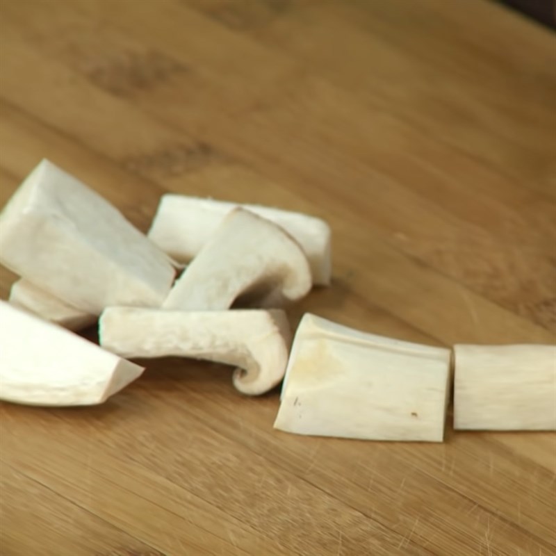 Bước 1 Sơ chế nguyên liệu Nấm đùi gà kho me