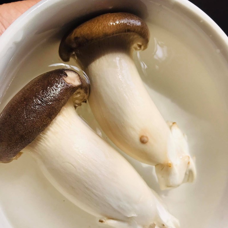 Bước 1 Sơ chế nguyên liệu Nấm đùi gà chiên