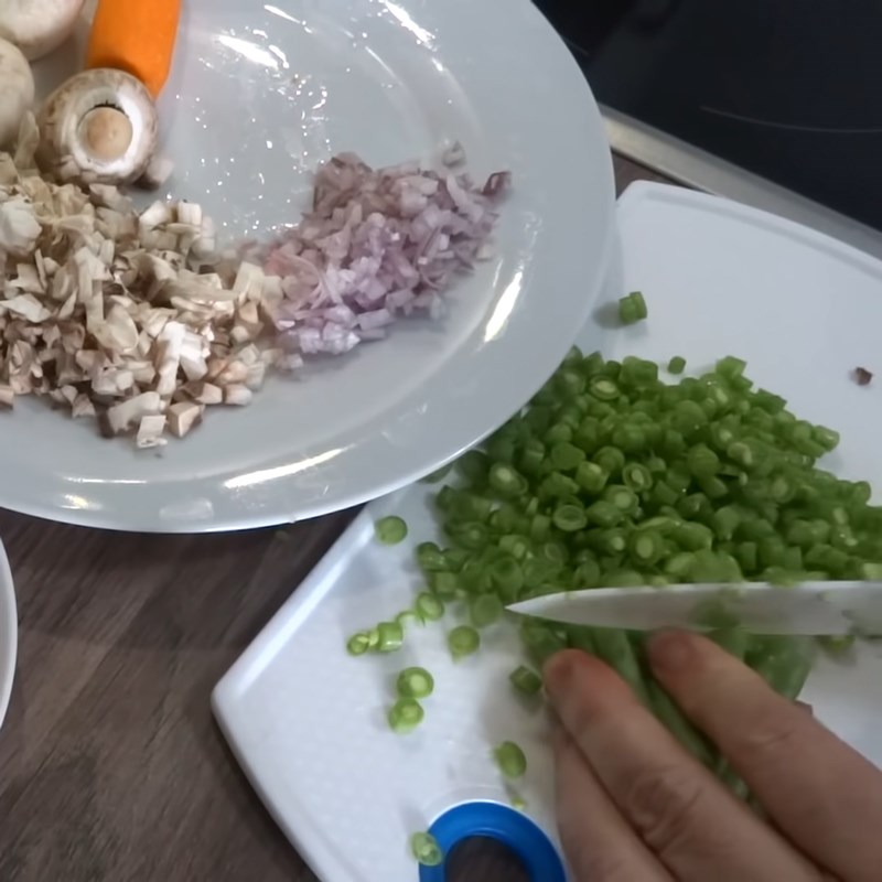 Bước 1 Sơ chế nguyên liệu Trứng cuộn ngũ sắc chiên