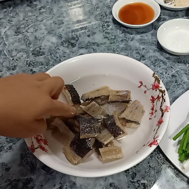 Bước 1 Sơ chế nguyên liệu Khô cá lóc kho tiêu