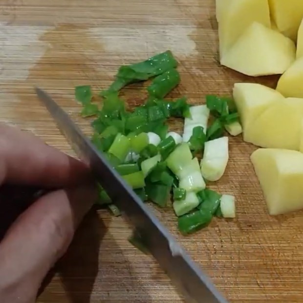 Bước 1 Sơ chế nguyên liệu Súp khoai tây cà rốt