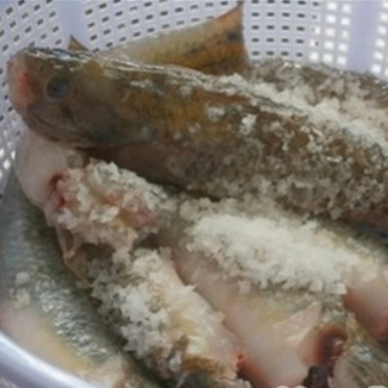 Bước 1 Sơ chế nguyên liệu Cá bống kho gừng