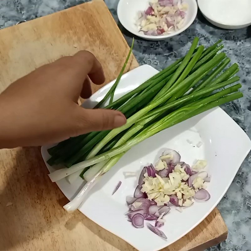 Bước 1 Sơ chế nguyên liệu Khô cá lóc kho tiêu