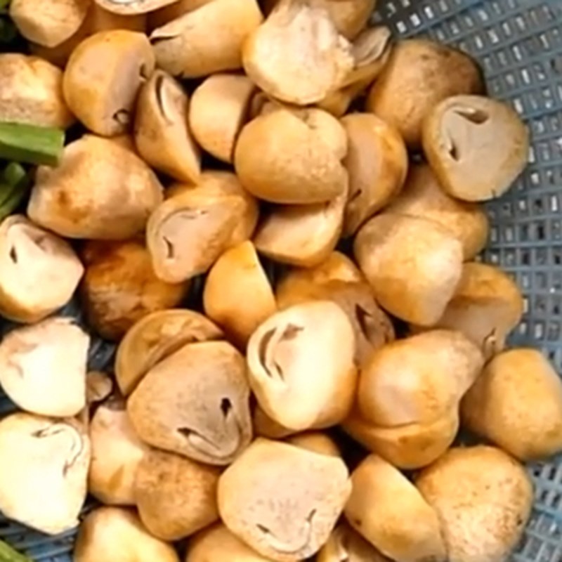 Bước 1 Sơ chế nguyên liệu Nấm rơm xào đậu que