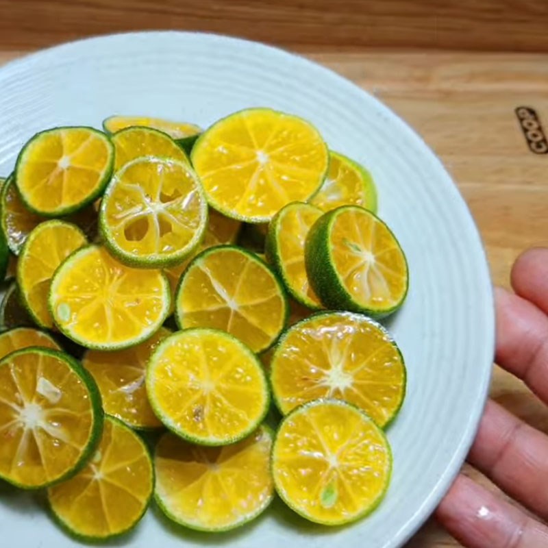 Bước 1 Sơ chế nguyên liệu Chân gà sốt Thái cóc non