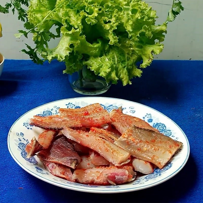 Bước 1 Sơ chế nguyên liệu Khô cá lóc sốt bơ tỏi