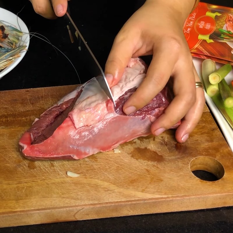 Bước 1 Sơ chế nguyên liệu Lẩu tom yum siêu đơn giản bằng gói gia vị