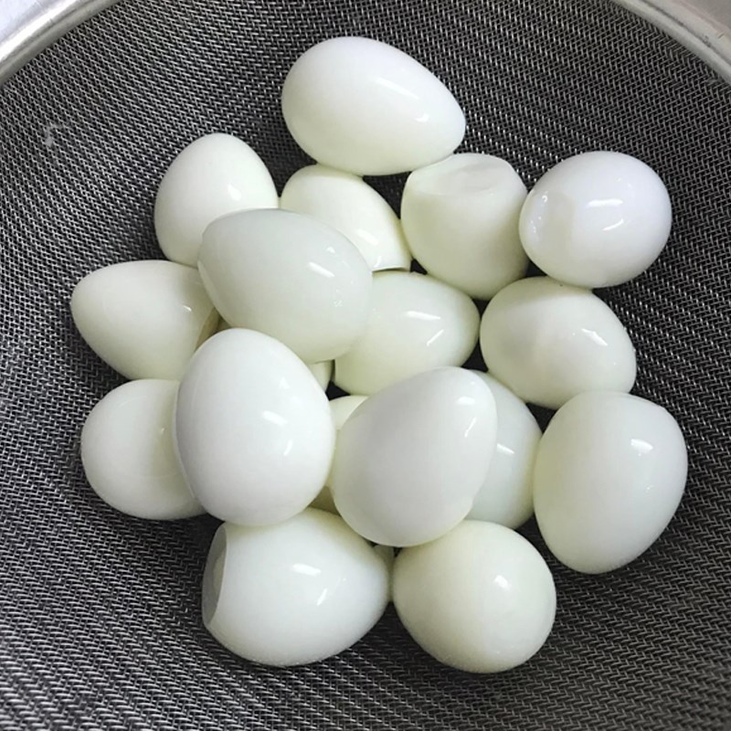 Bước 1 Sơ chế nguyên liệu Thịt kho tàu trứng cút