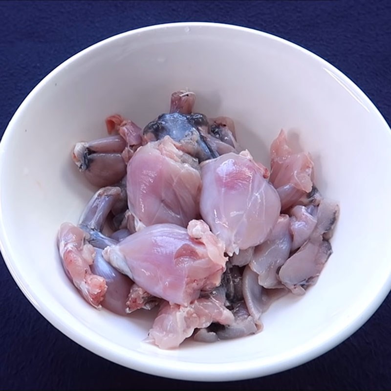 Bước 1 Sơ chế nguyên liệu Ếch xào củ kiệu