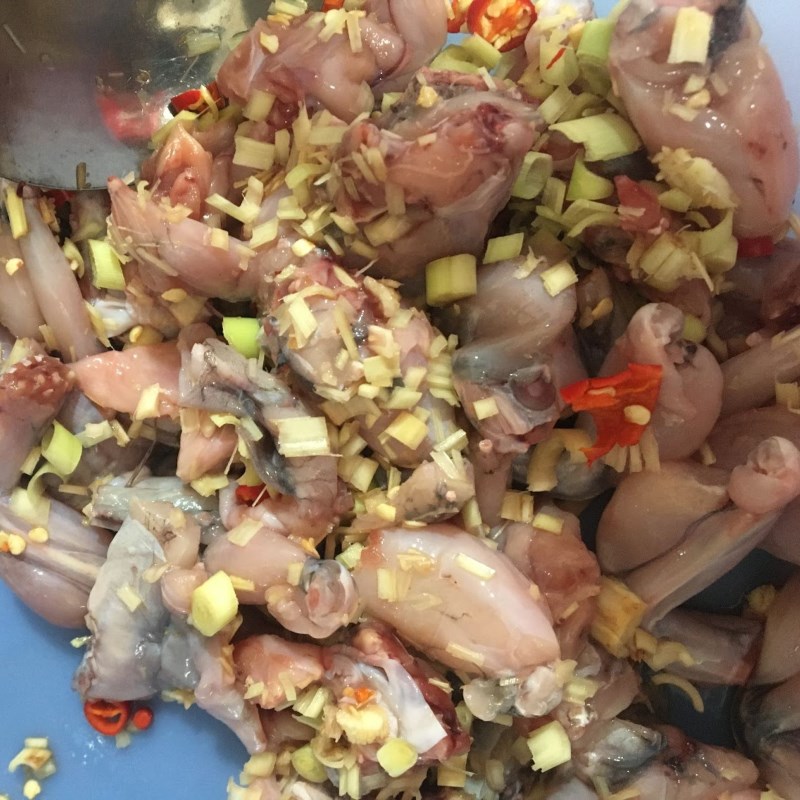 Bước 1 Sơ chế nguyên liệu Ếch kho sả ớt