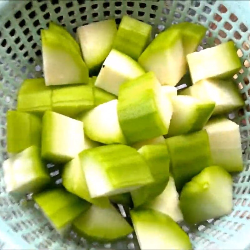 Bước 1 Sơ chế nguyên liệu Cháo cá hồi bí xanh