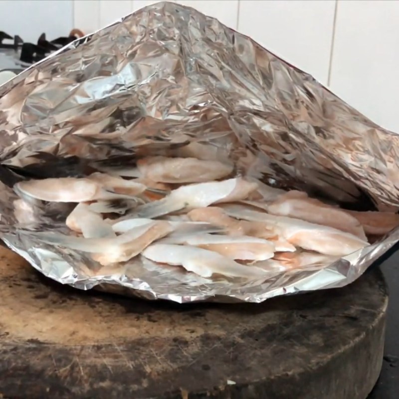 Bước 1 Sơ chế nguyên liệu Vây cá hồi nướng giấy bạc