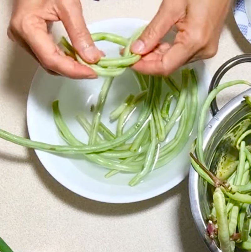 Bước 1 Sơ chế nguyên liệu Đậu đũa xào tôm tươi