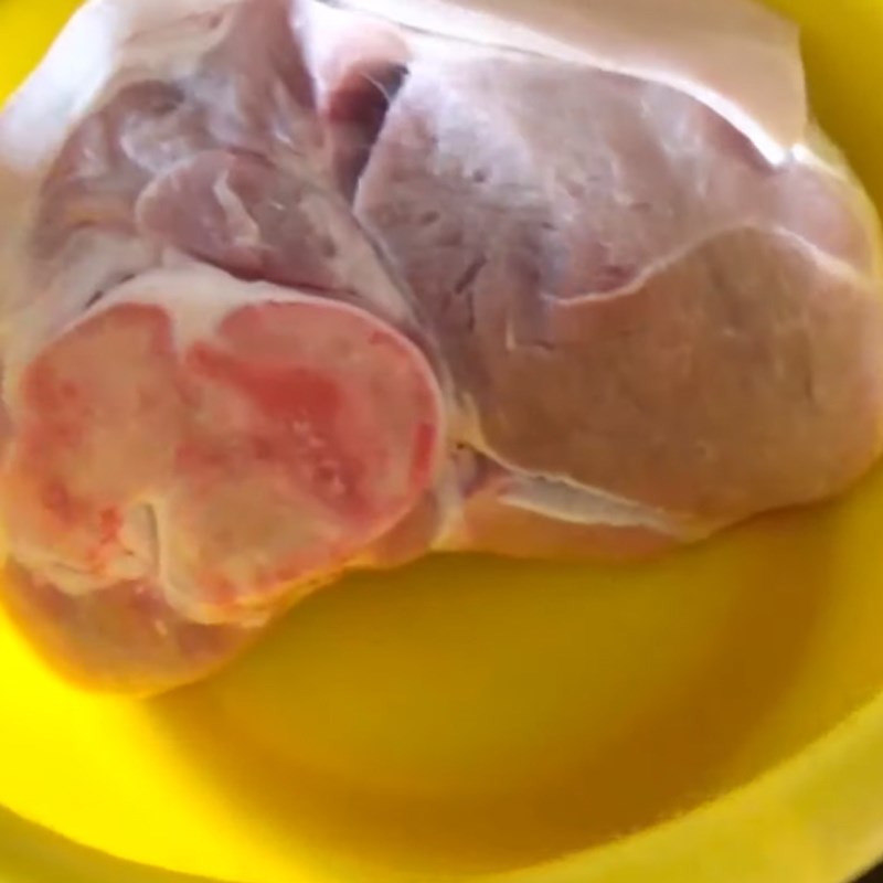 Bước 1 Sơ chế nguyên liệu Phở heo