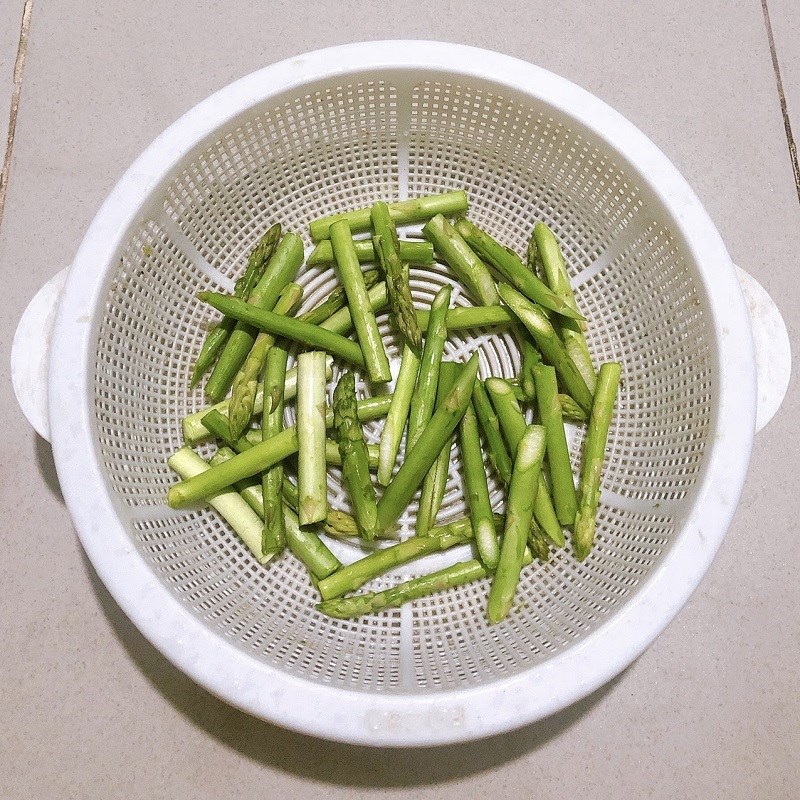 Bước 1 Sơ chế nguyên liệu Măng tây xào tỏi
