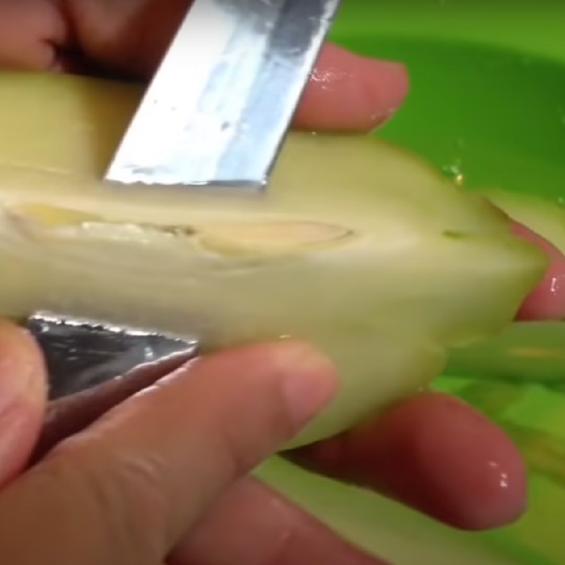 Bước 1 Sơ chế nguyên liệu Su su xào lòng gà