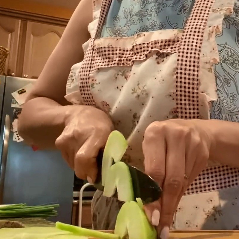 Bước 1 Sơ chế nguyên liệu Su su xào tôm