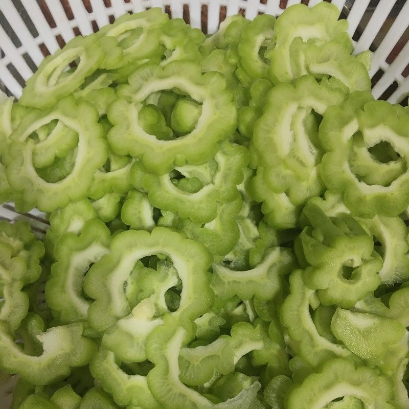 Bước 1 Sơ chế nguyên liệu Canh khổ qua thịt băm