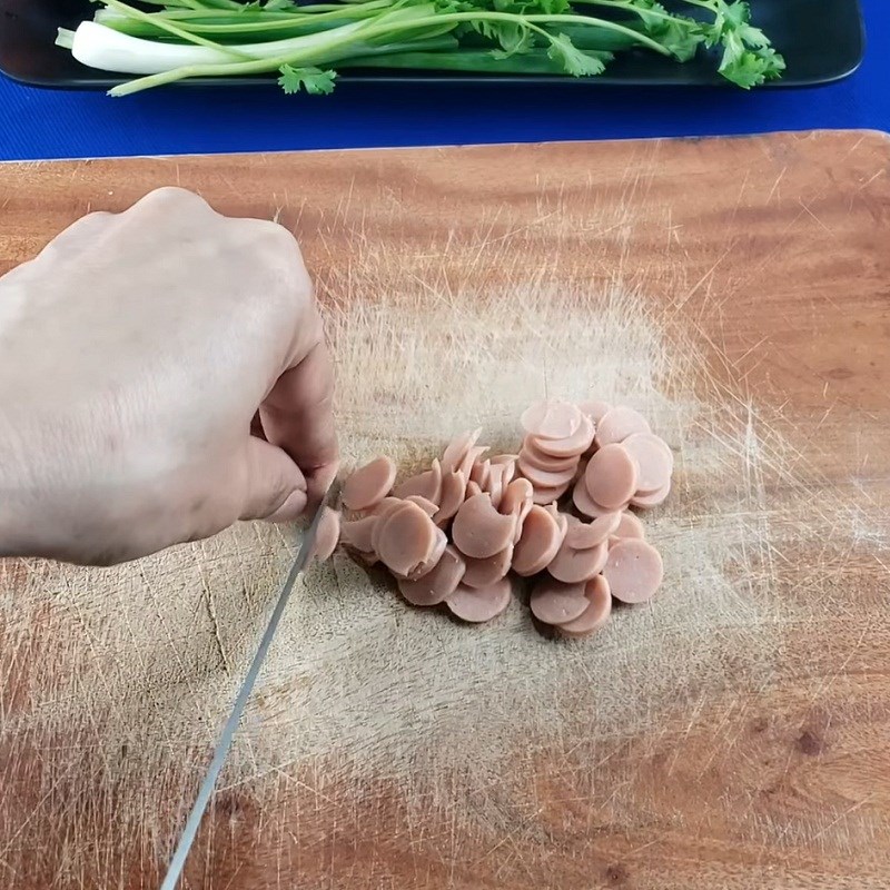 Bước 1 Sơ chế nguyên liệu Trứng cuộn xúc xích hình trái tim