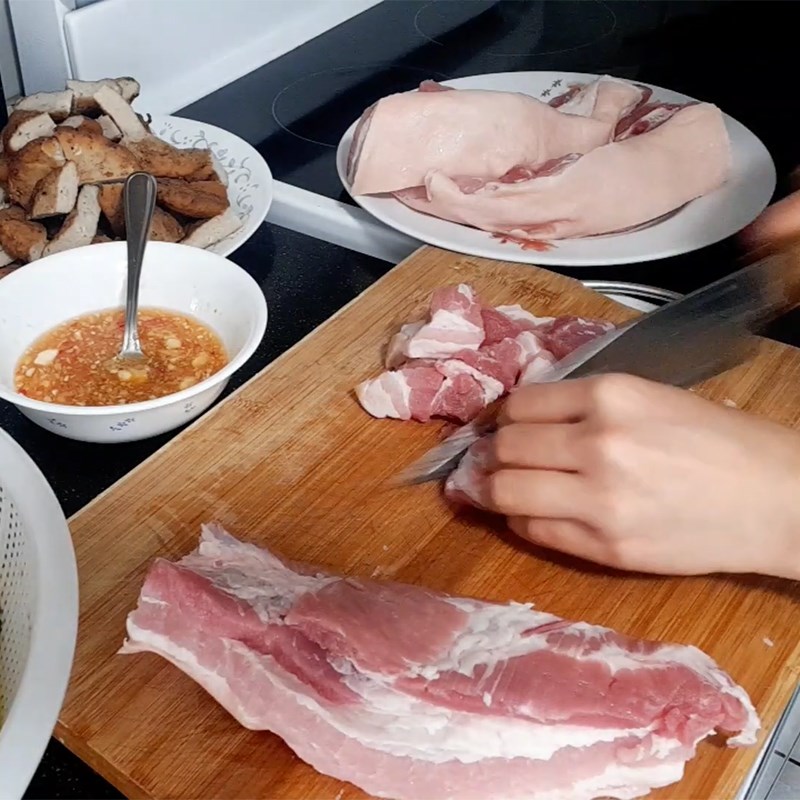 Bước 1 Sơ chế nguyên liệu Chả cá kho thịt