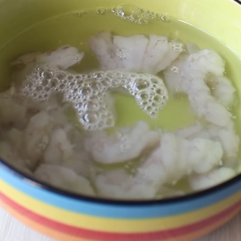 Bước 1 Sơ chế nguyên liệu Chả tôm Huế