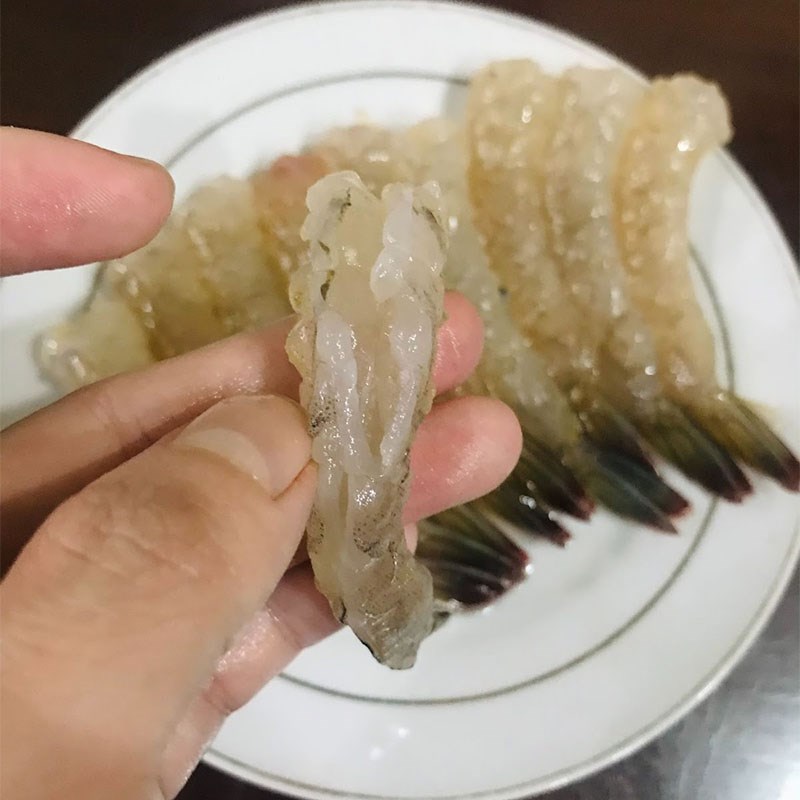 Bước 1 Sơ chế nguyên liệu Tôm chiên bột mì