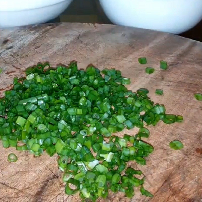 Bước 1 Cắt hành Trứng cuộn hành lá hình trái tim