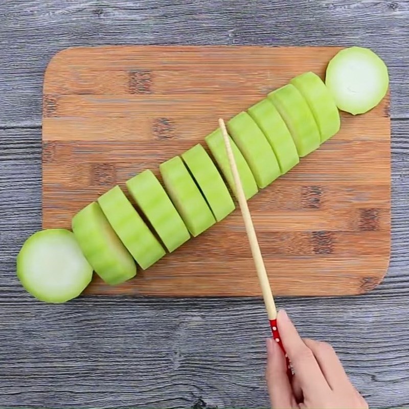 Bước 1 Sơ chế nguyên liệu Bí đao kho nước tương
