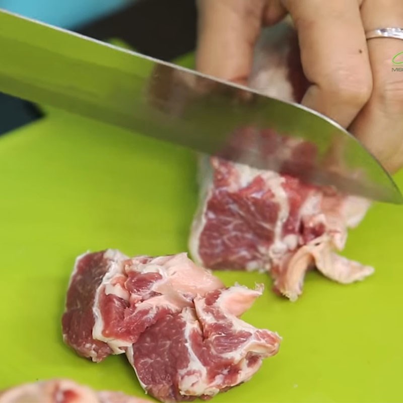 Bước 1 Sơ chế nguyên liệu Bò kho sả nghệ
