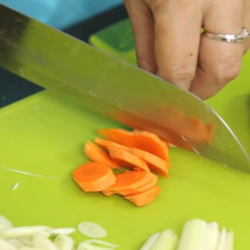 Bước 1 Sơ chế nguyên liệu Bò kho sả nghệ