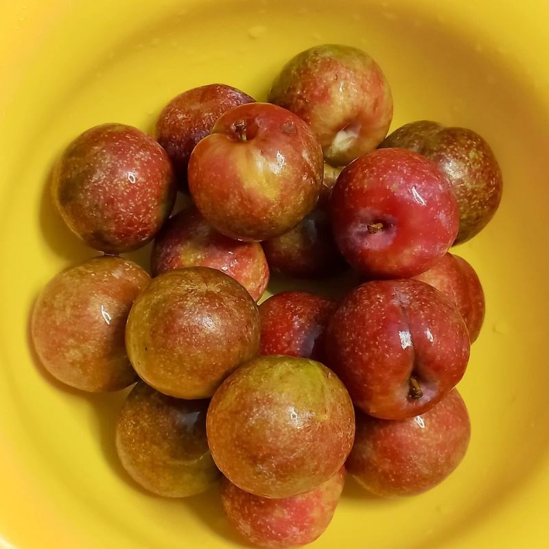 Bước 1 Sơ chế nguyên liệu Mận lắc muối ớt (công thức được chia sẻ từ người dùng)